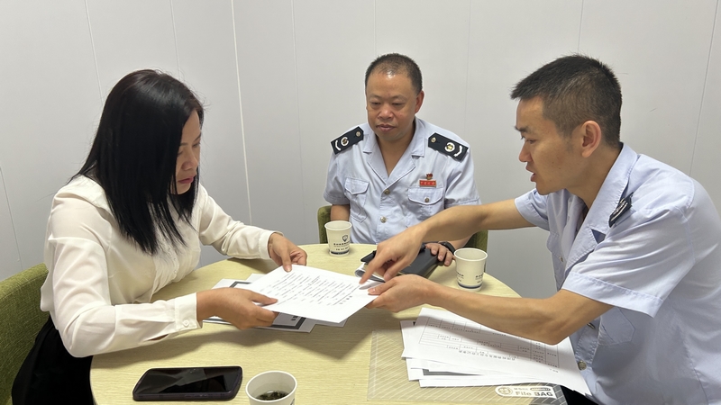 税务部门在企业为纳税人开展政策宣传辅导。孙元勇摄