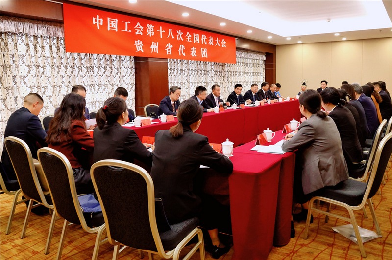 贵州省代表团全体成员认真学习领会会议精神。韦倩摄