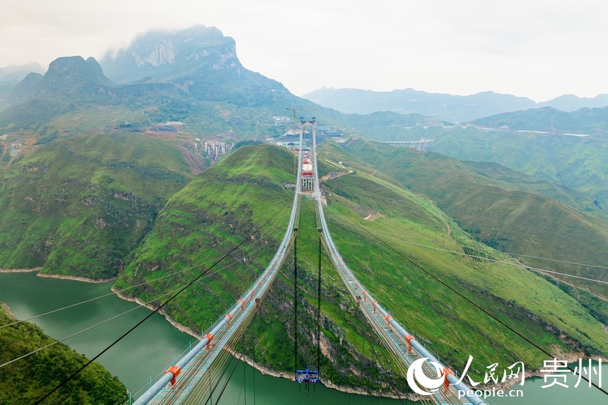 航拍建设中的纳晴高速牂牁江大桥。人民网记者 涂敏摄