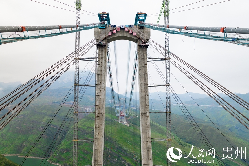 航拍建设中的纳晴高速牂牁江大桥。人民网记者 涂敏摄