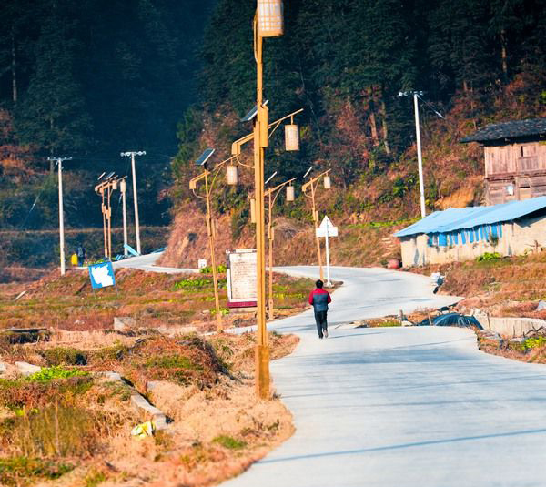 从江县加勉乡宽敞整洁的通村路。黎敬程摄