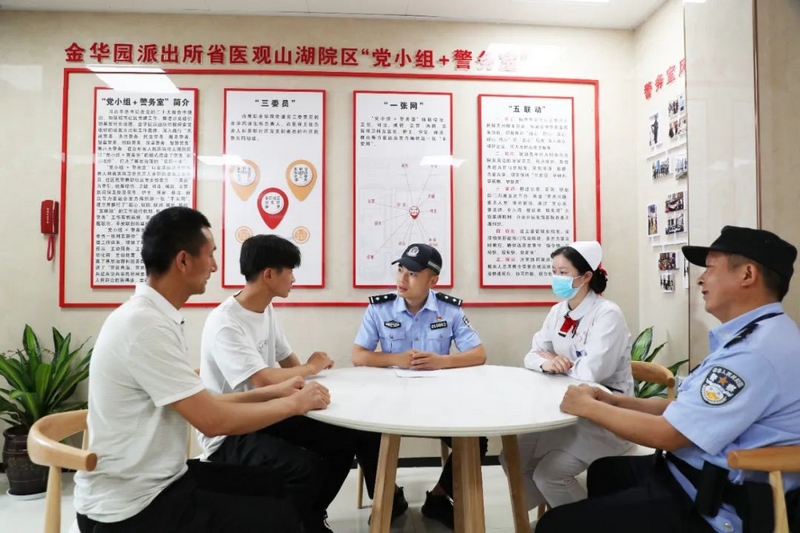 羅繪軍（中）調解醫患糾紛。