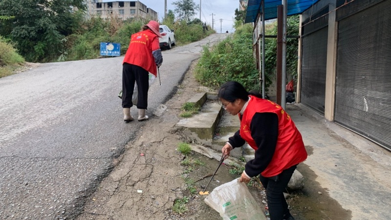 志願小組正在清理路邊的小型垃圾--王越 攝.jpg