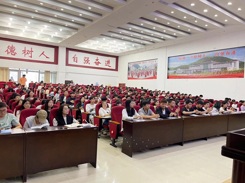 学生参与医保宣传的活动现场(李绍峰 摄)