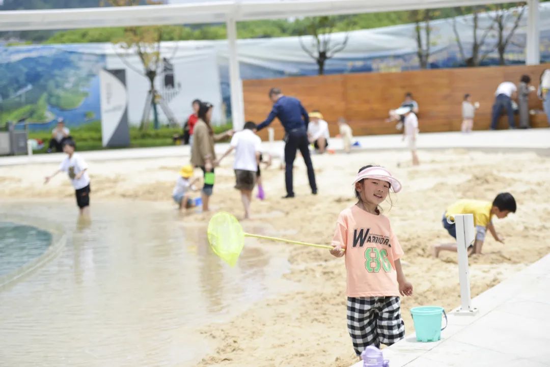 市民游客在飲馬湖公園游玩。貴陽鐵建城供圖