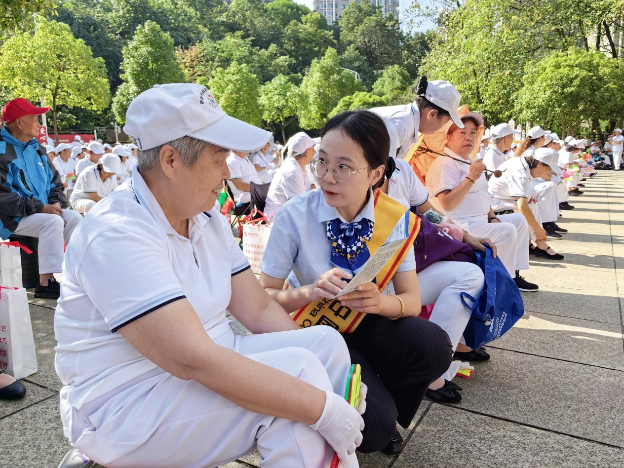 建行贵阳金阳支行走进观山湖区明珠广场向老年群体宣传金融知识。