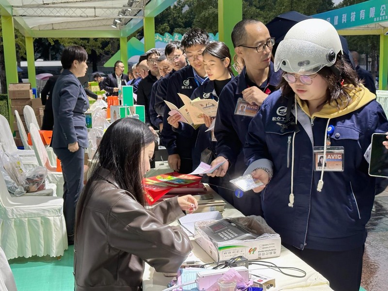 3 、航空工業成飛職工購買普定縣農特產品現場。.jpg