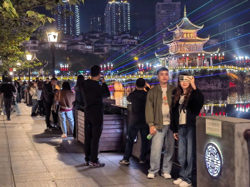 图片（1）音乐激光秀现场。