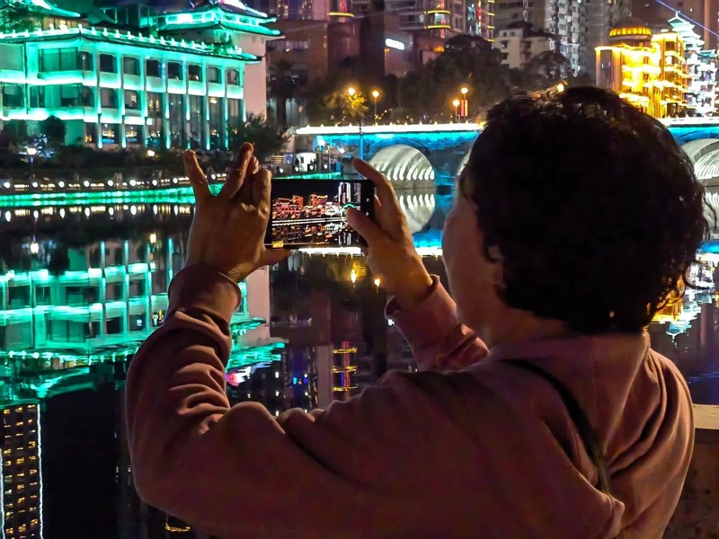 市民正在拍照打卡。