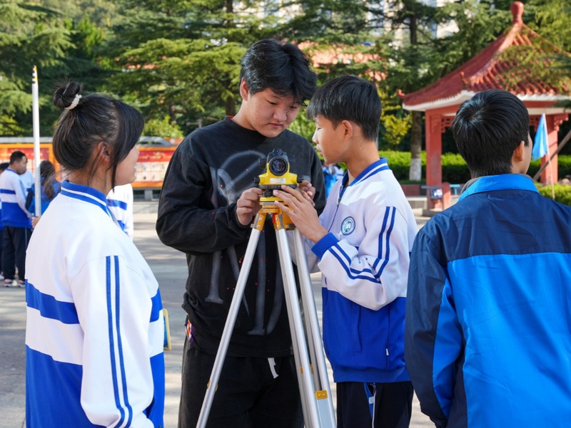 3 赛前设备调试。贵州交通职业技术学院供图.jpg