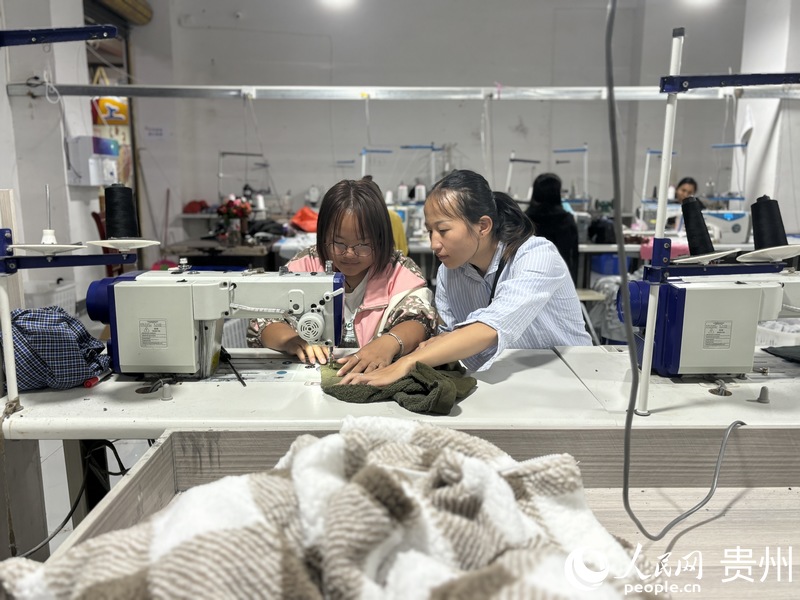 丹寨县金泉社区支持妇女就近就业。人民网记者 高华摄.jpg