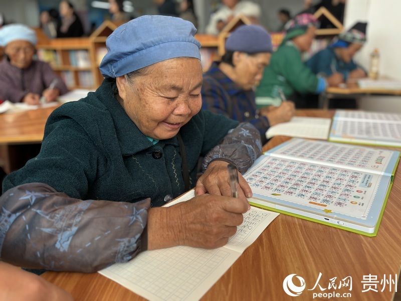 金泉社区组织当地少数民族妇女学习。人民网记者 高华摄.jpg