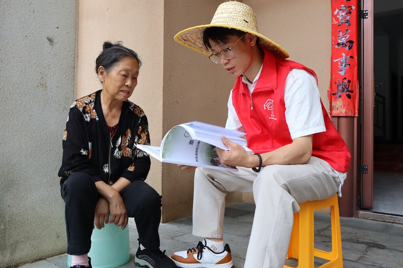 （图 蕈菇博士团队实地进村调研）