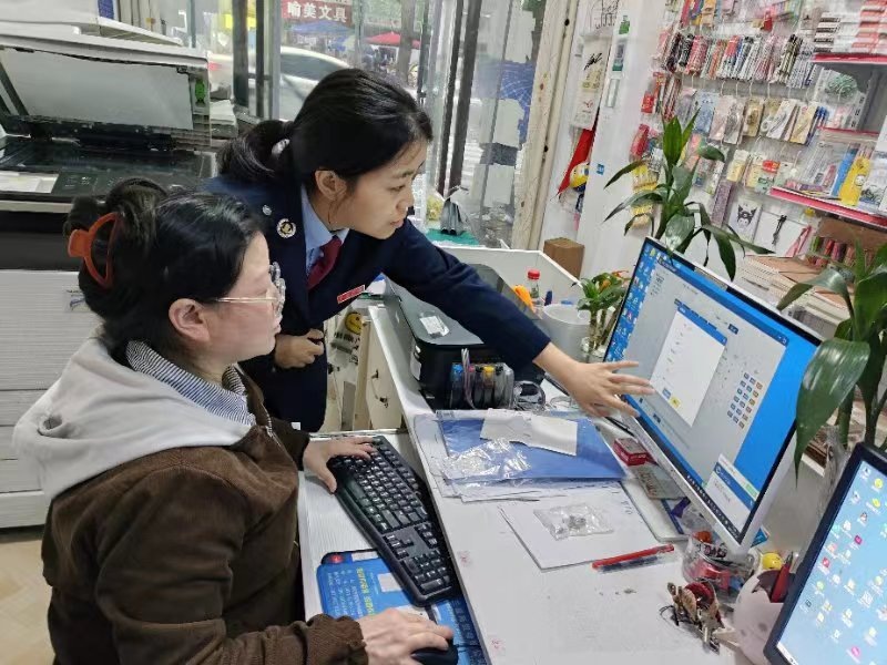 图片1.png辅导常顺图文店老板开票  冷明华摄.jpg