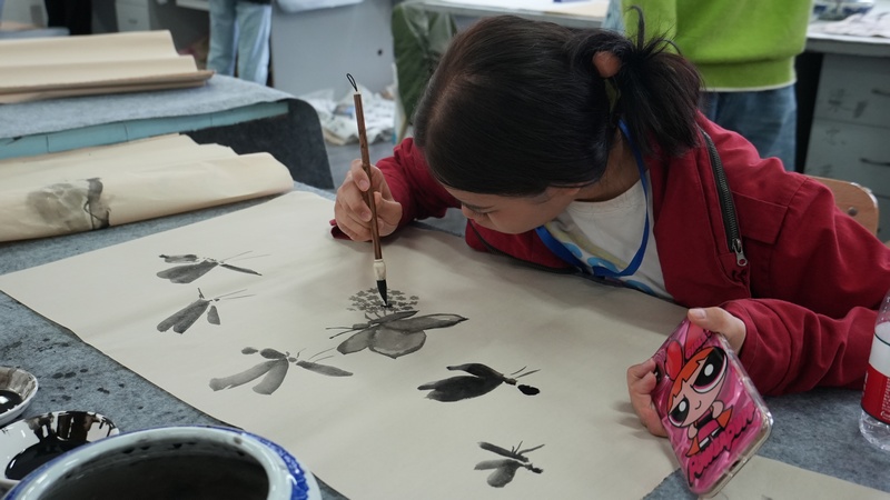 泰国学员认真作画。