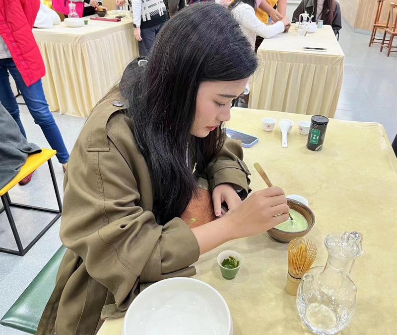 泰国学员体验“点茶”。
