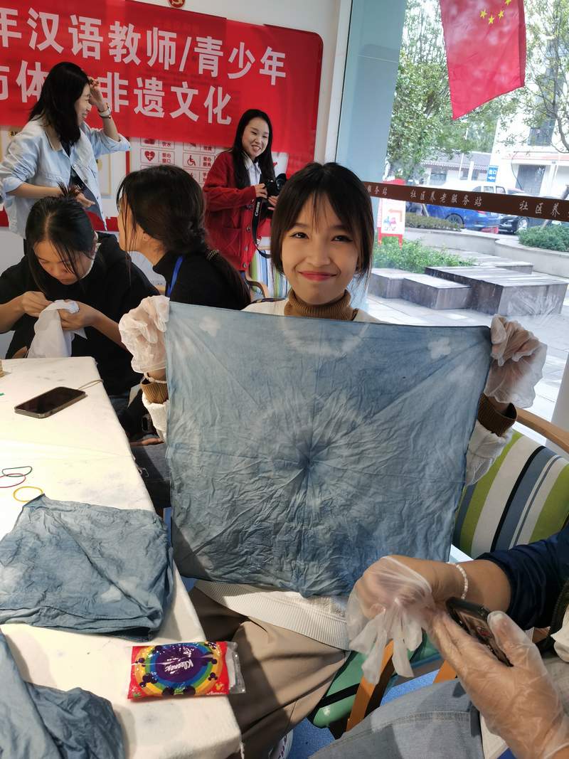 泰国学员体验“扎染”制作。
