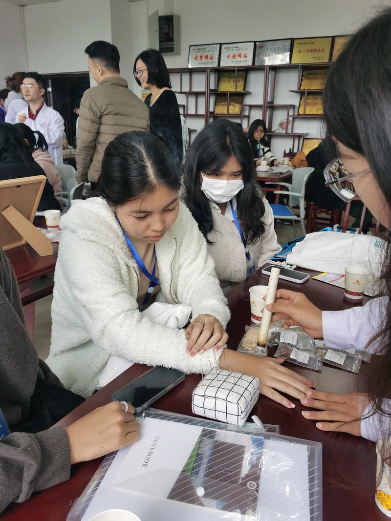 泰国学员现场体验中医理疗。 