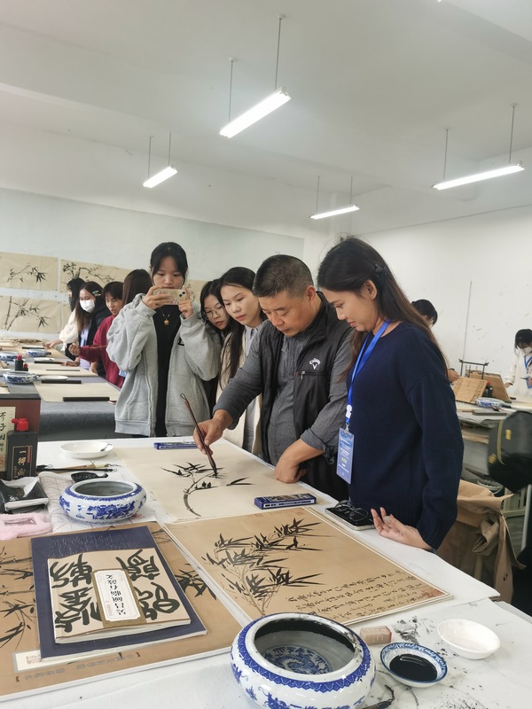 徐恒主席现场指导泰国学员作画。