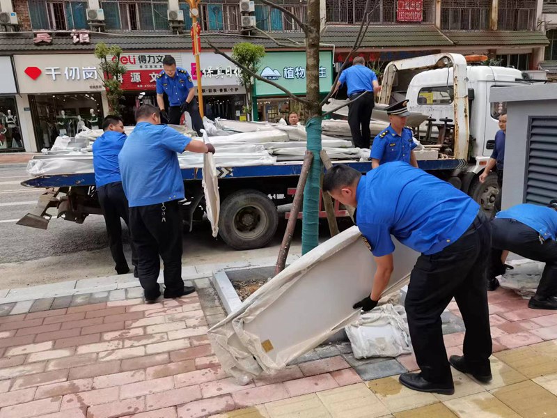图为：整治乱靠现象
