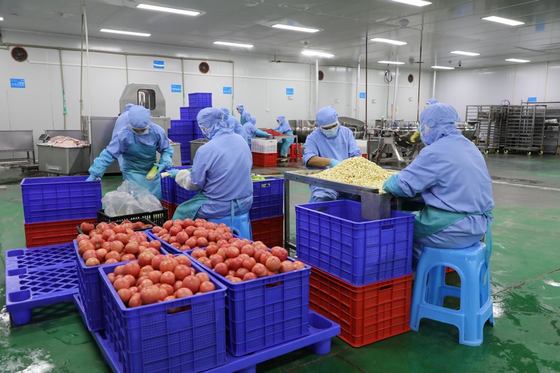 工人們在准備蔬菜輔料。何陳晨攝.jpg