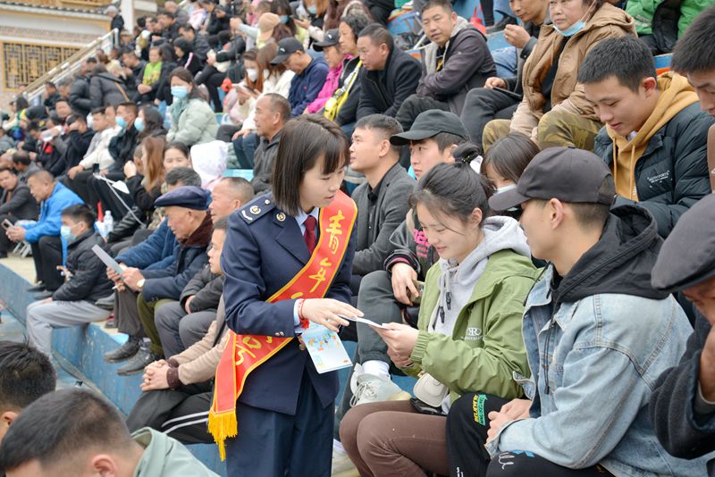 3月27日，台江县税务局工作人员到“村BA”赛场观众席开展社保费宣传。曾皎飞摄