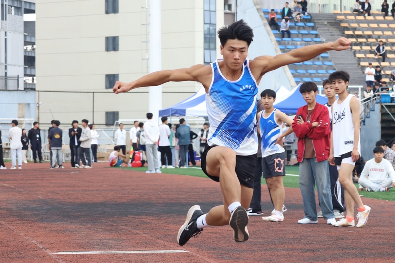 男子三级跳比赛现场。付吉昌摄