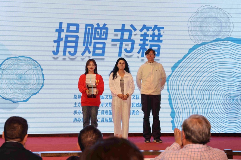 著名诗人李元胜、宋潇凌捐赠了签名书籍。