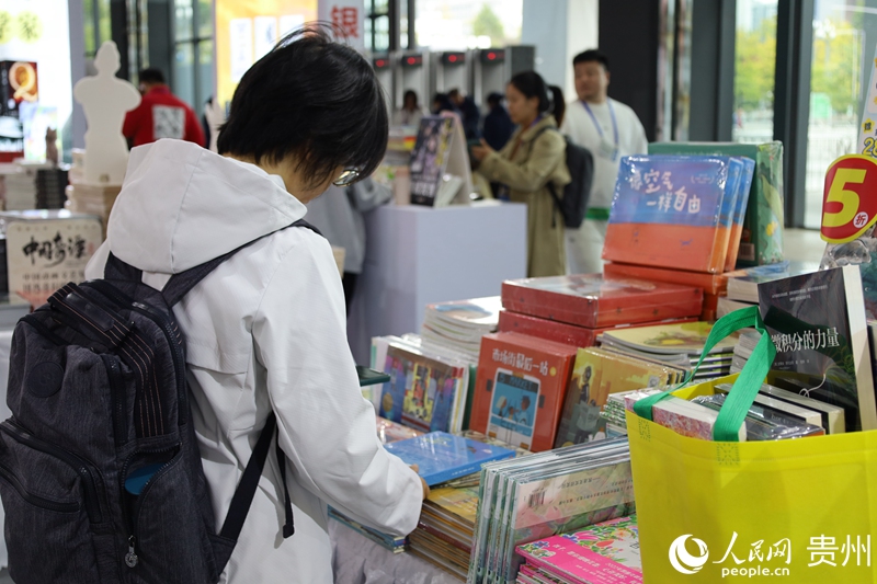 市民参观展馆。人民网 李丽萍摄