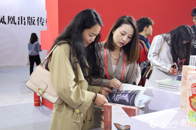 市民进行交流讨论。人民网 李丽萍摄