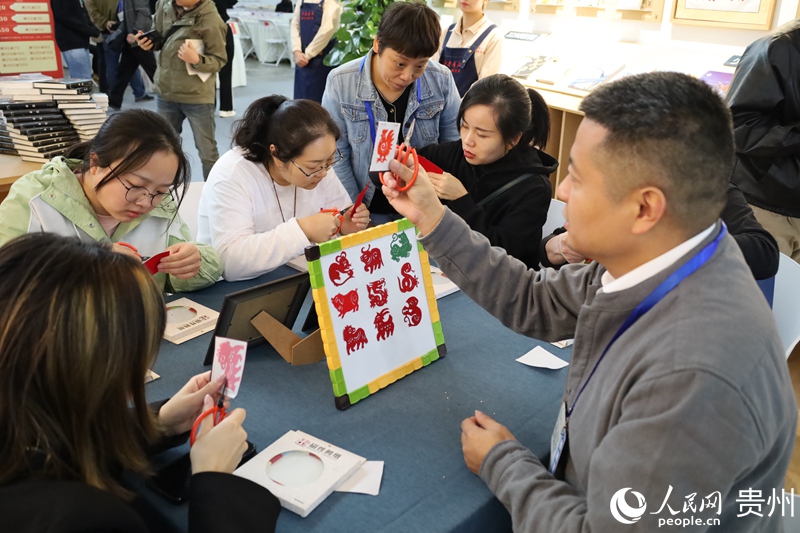 市民体验剪纸项目。人民网 李丽萍摄
