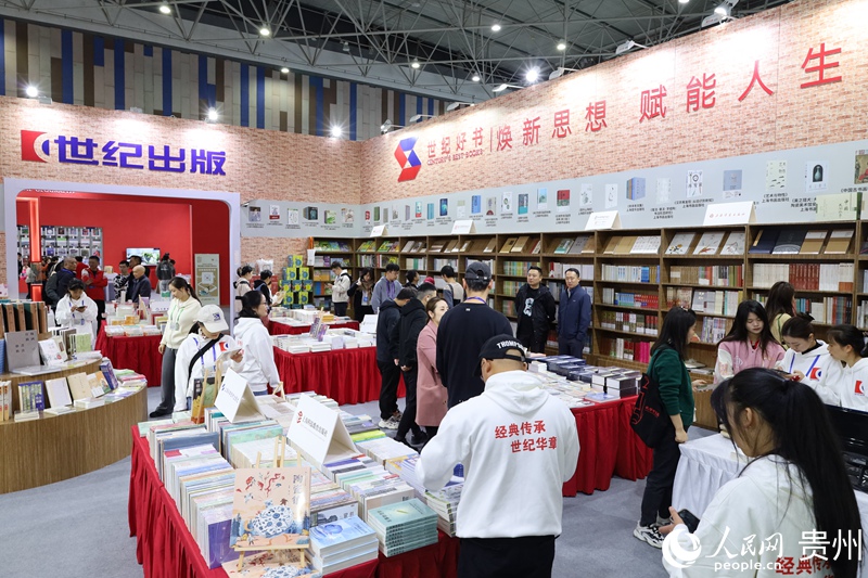 市民正在选购图书。人民网 李丽萍摄