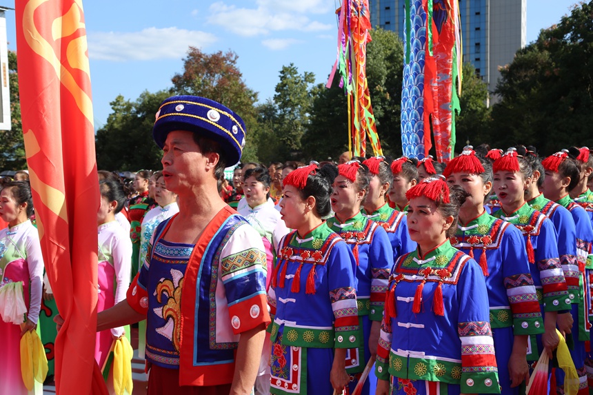 开幕式现场奏唱国歌。张宇摄