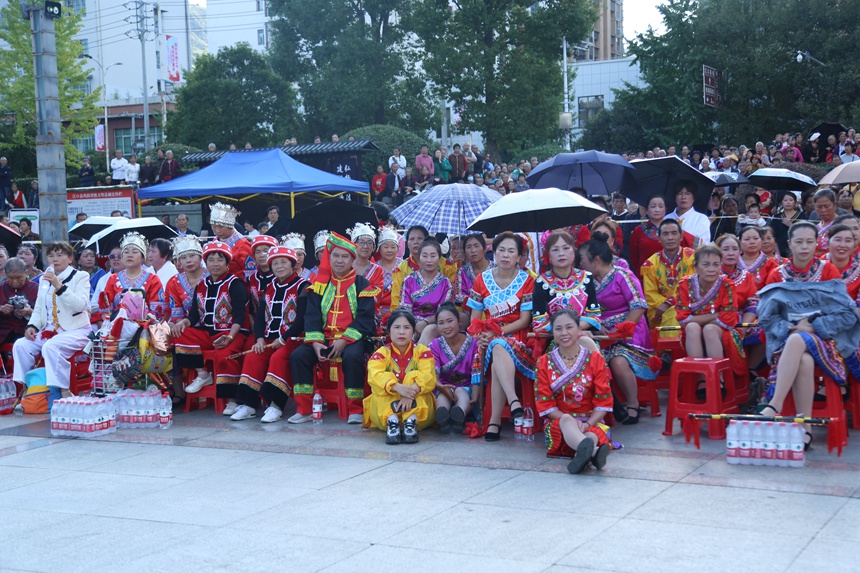 现场观众观看文艺表演。张宇摄