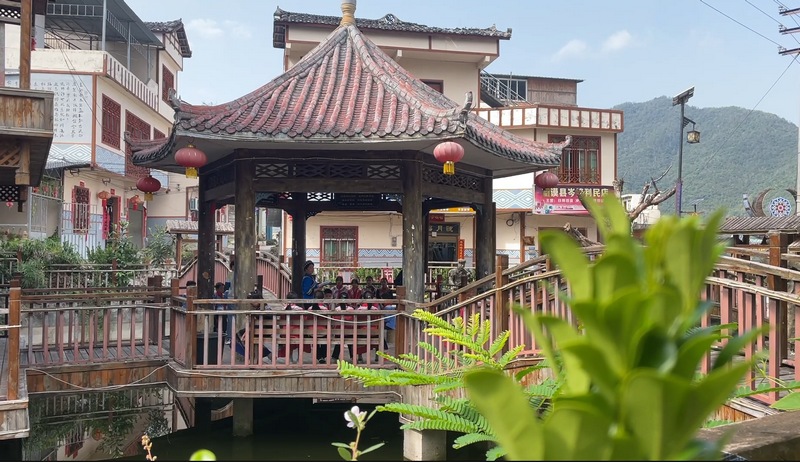 学生利用学生课后延时服务时间了解学习新屯村组织编辑出版的诗词作品。