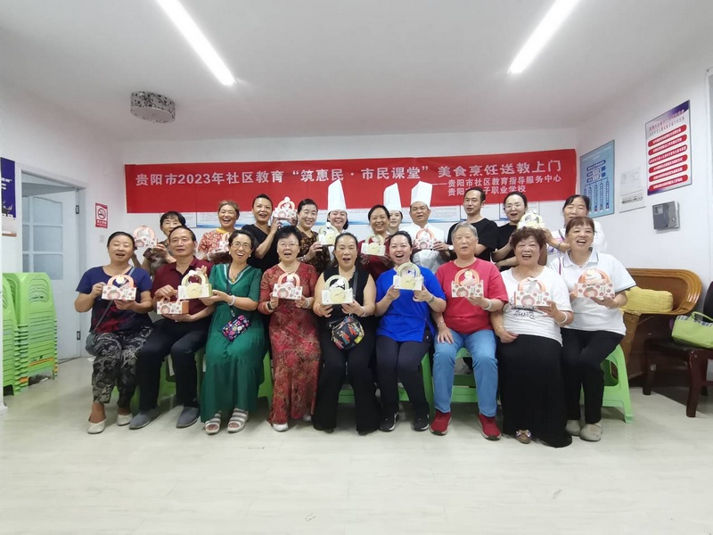 美食烹饪课走进嘉禧社区，西点师现场教授居民制作冰皮月饼。