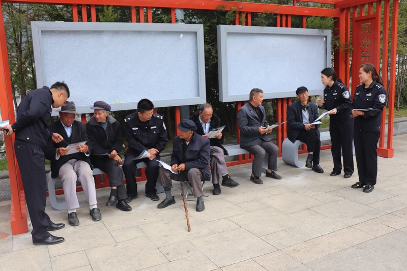 警务人员向老年人宣传相关知识。