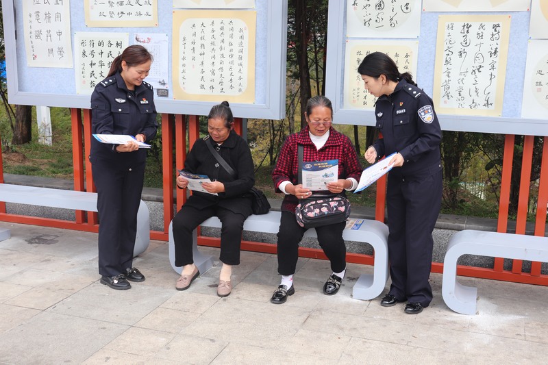 警务人员向老年人宣传相关知识。