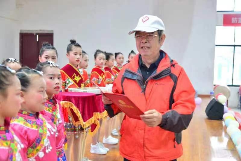 謝曉林：脫掉警服， 換上紅馬甲。