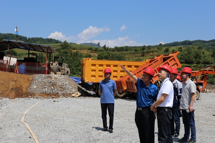 贵州税务服务团队到矿产企业了解生产经营情况、宣传税费优惠政策。杜娅摄