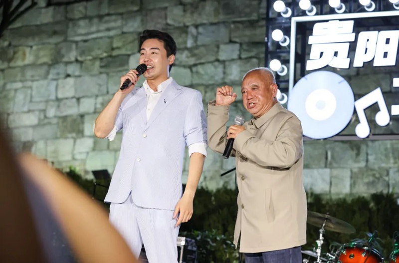 与张英席对唱的“美声大爷”秦贤志。郭然摄
