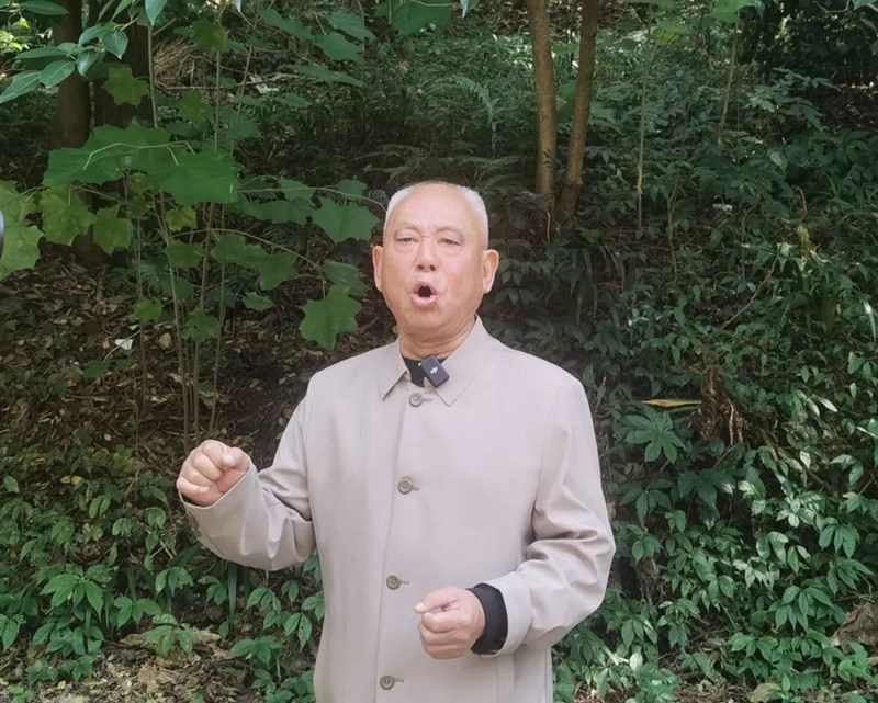 正在积极“备战”的秦贤志老人。郭然摄
