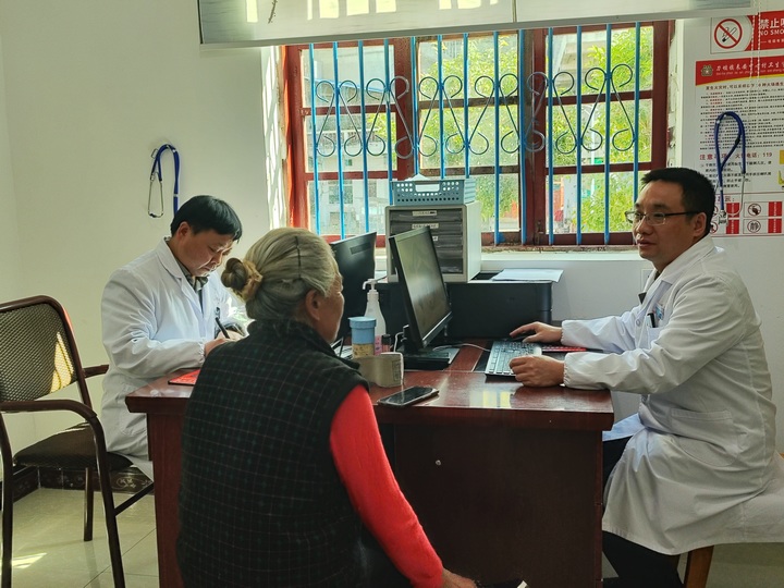 印江县刀坝镇来安村中心卫生室群众正在看病。