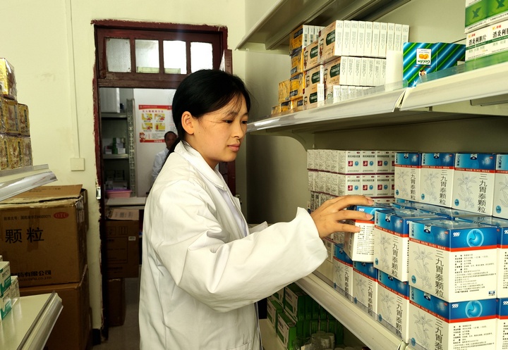 印江县来安村中心卫生室医生正在查看药品储备情况。