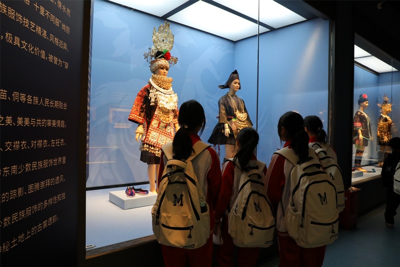 孩子們參觀黔東南州民族博物館。