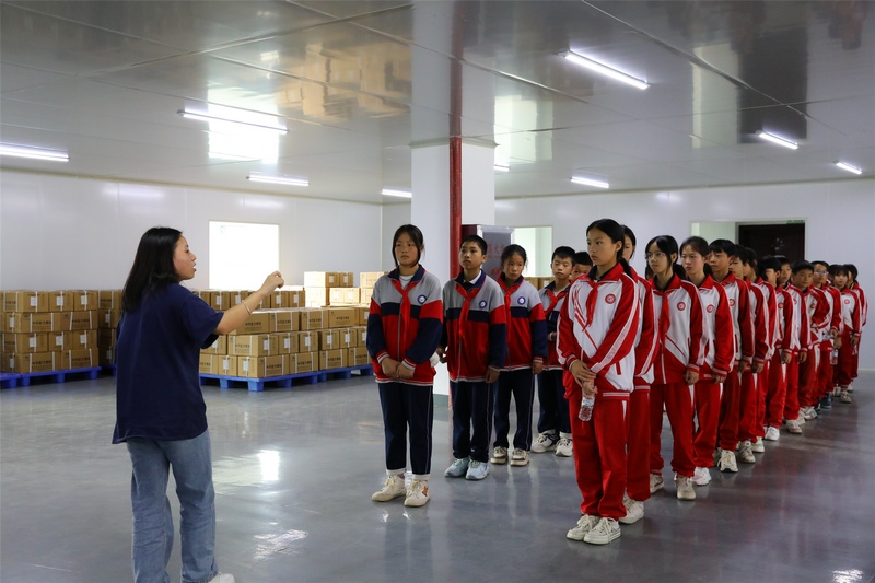孩子们到贵州京诚药业有限公司的包装车间参观。