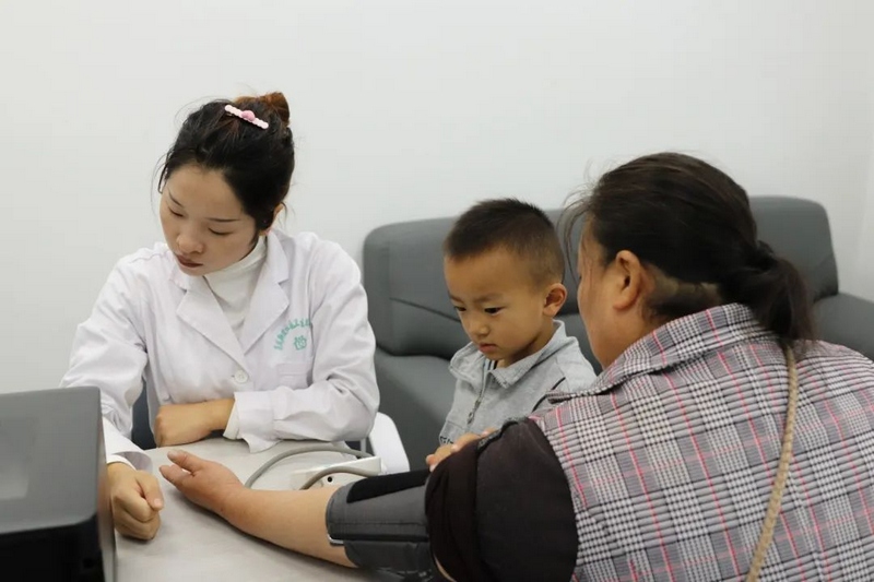 巢鳳街道茶馬古鎮社區衛生服務站，醫護人員正給群眾測血壓.jpg
