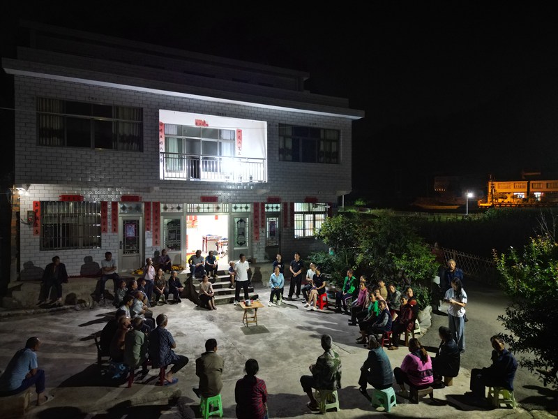 召开群众会。
