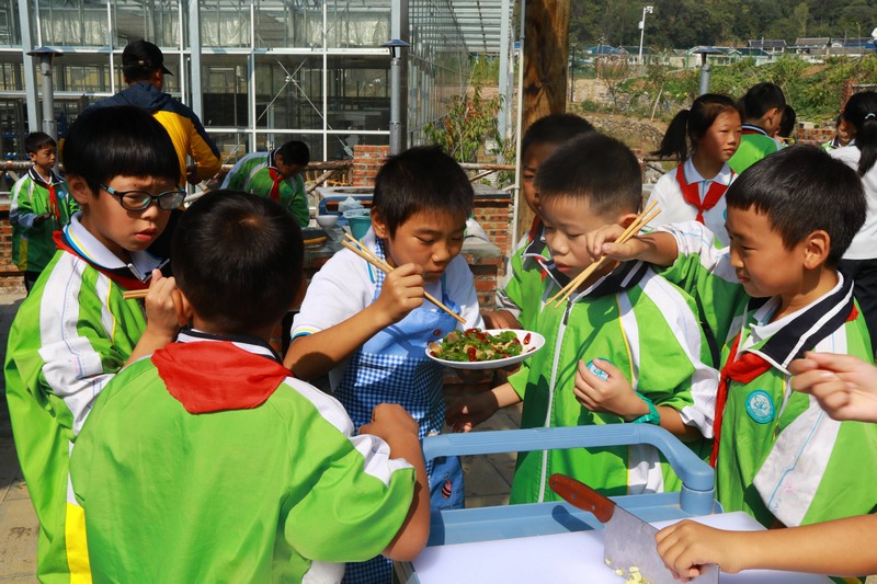 学生相互分享自己做的菜品。