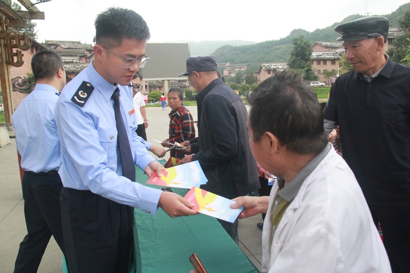 “乡村税管家”在水城区海坪街道向农户发放税惠手册。苏虹羽摄